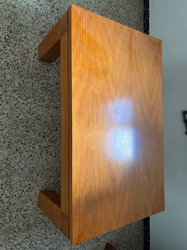 Mesa de madera elevable para guardar objetos
