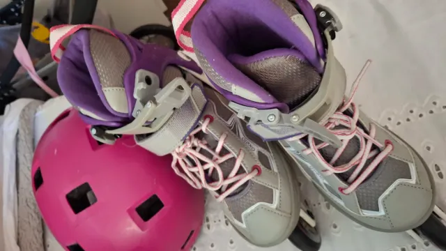 Patines en línea y casco rosa marca oxelo