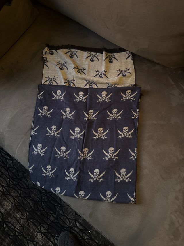 Sciarpa pirata blu e grigia con foulard