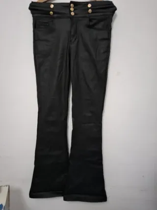Pantalón negro flare botones dorados