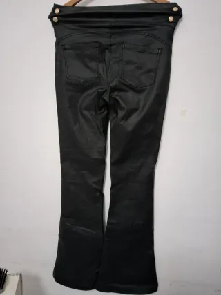 Pantalón negro flare botones dorados