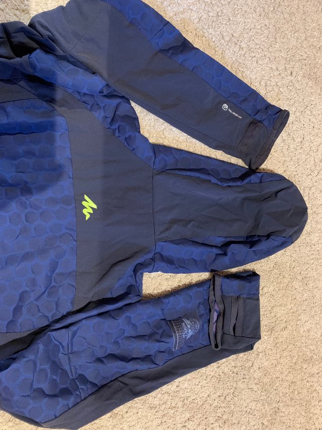 Chaqueta deportiva Quechua con capucha