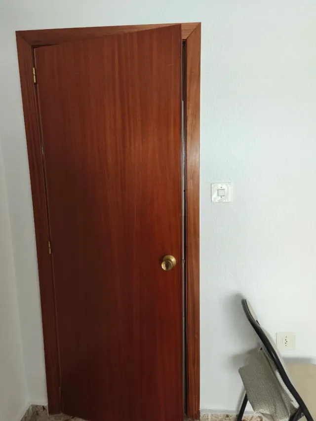 Puerta de madera marrón