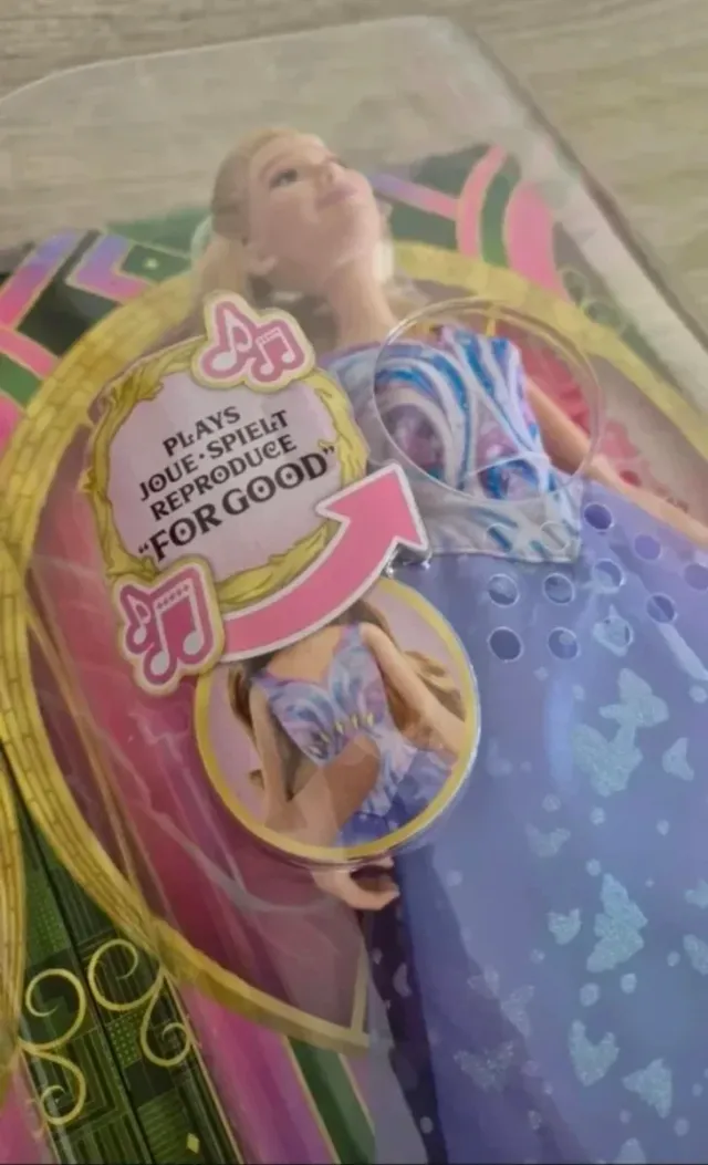 Dos muñecas 25 euros Glinda Wicked con música