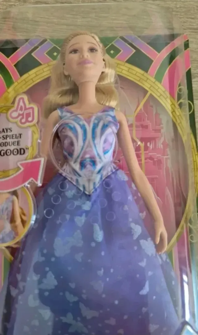 Dos muñecas 25 euros Glinda Wicked con música