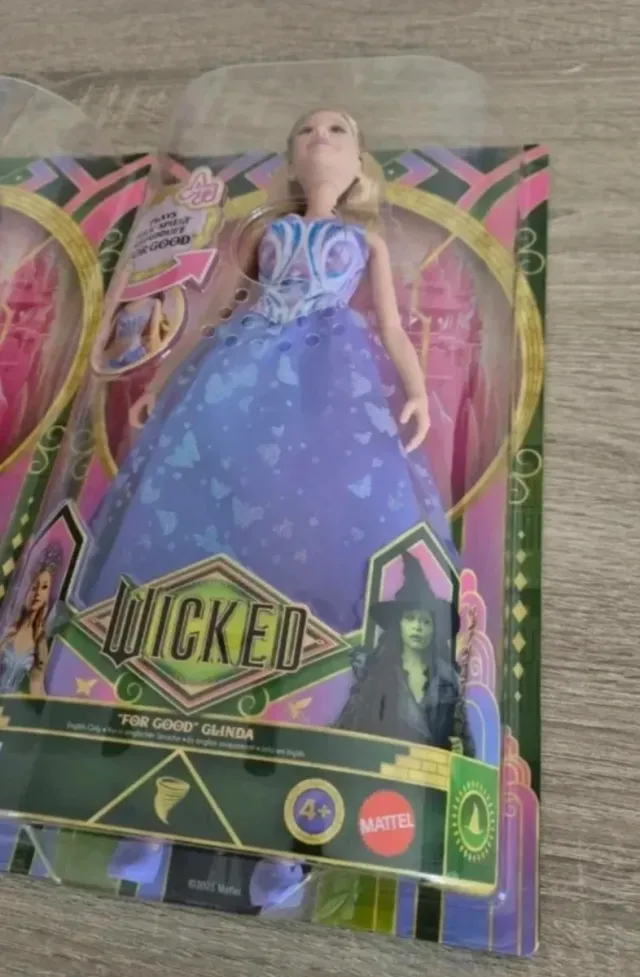 Dos muñecas 25 euros Glinda Wicked con música