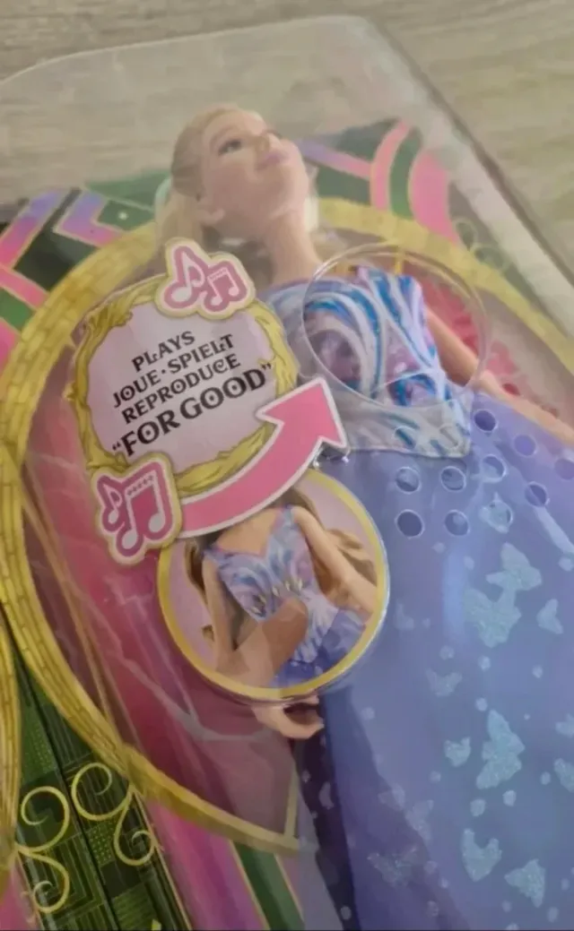 Dos muñecas 25 euros Glinda Wicked con música