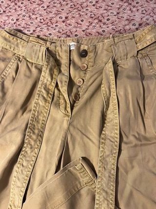 Pantalón Mango beige tostado con cinturón