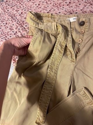 Pantalón Mango beige tostado con cinturón