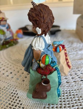 Figura Cuqui Niña con bolsas juguetes