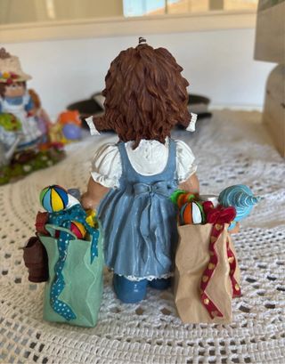 Figura Cuqui Niña con bolsas juguetes