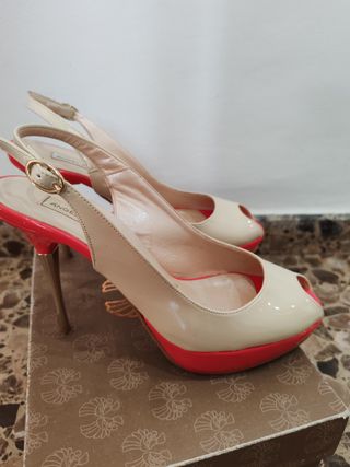 Zapatos de tacón beige y colar