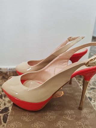 Zapatos de tacón beige y colar