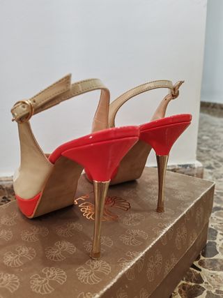 Zapatos de tacón beige y colar