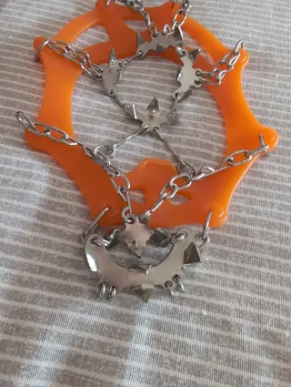 Crampones ligeros naranjas con bolsa