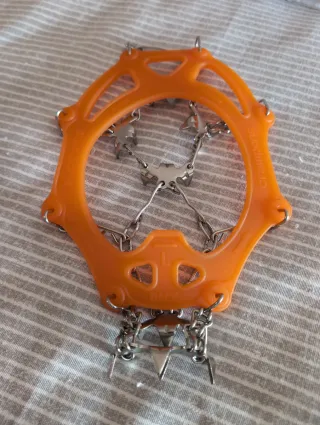 Crampones ligeros naranjas con bolsa