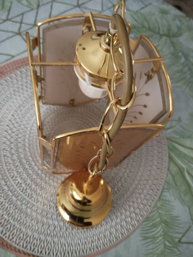 Lámpara de techo dorada y cristal