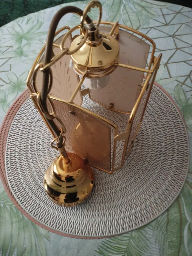 Lámpara de techo dorada y cristal