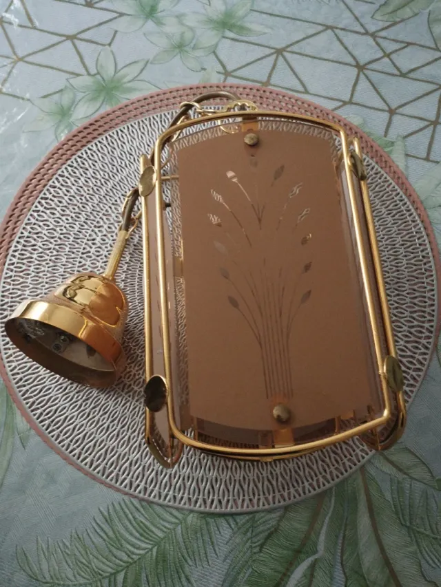 Lámpara de techo dorada y cristal