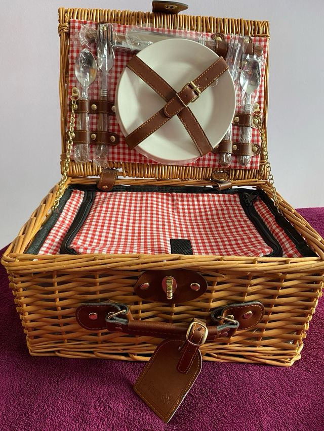 Cesta de picnic de mimbre y cuero