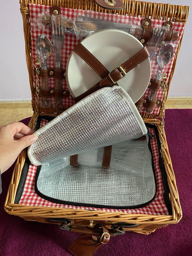 Cesta de picnic de mimbre y cuero