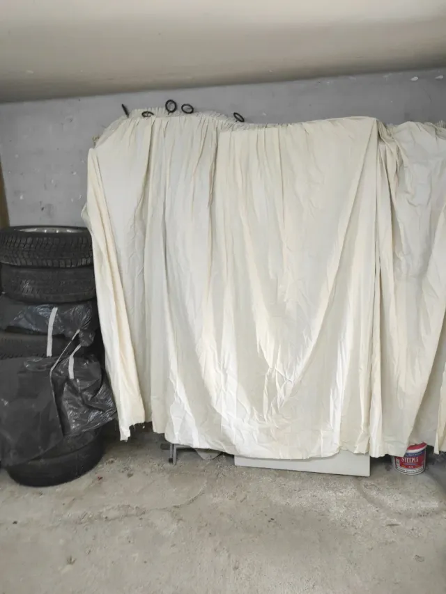 Cortina de tela blanca