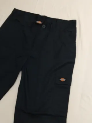 Pantalones Dickies de trabajo.