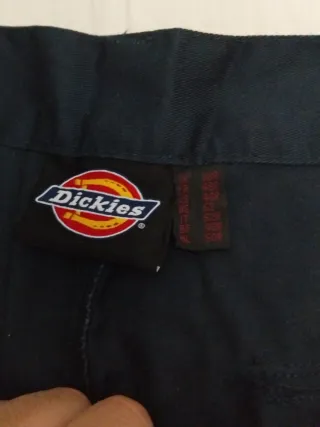 Pantalones Dickies de trabajo.