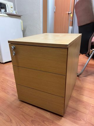 Cajonera de madera marrón