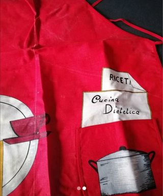 Grembiule rosso con disegni cucina