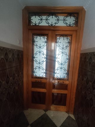 Puerta exterior madera con cristal