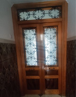 Puerta exterior madera con cristal