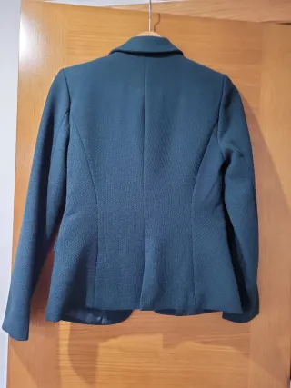 Blazer VERO MODA verde con escudo