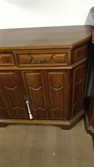 Mobiletto in legno marrone