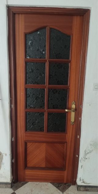Puerta de madera con cristal
