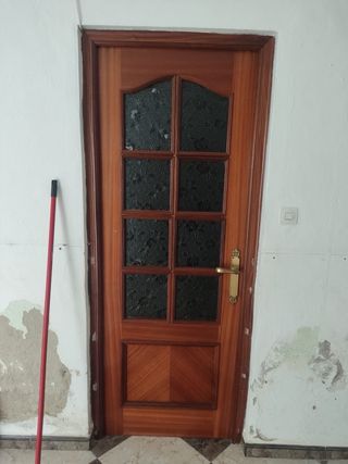 Puerta de madera con cristal