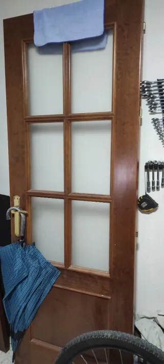 Puerta de madera con cristales