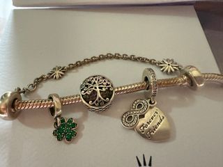Pulsera Pandora con 4 charms