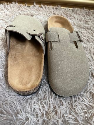 Sandalia cerrada beige