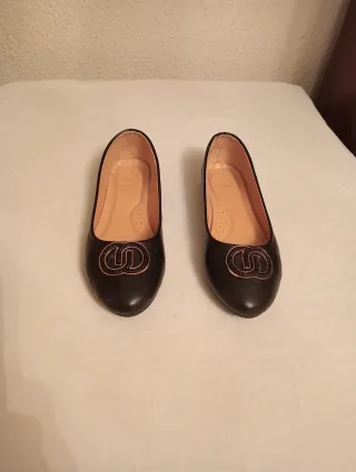 Zapatos Planos Negros con Logo Dorado