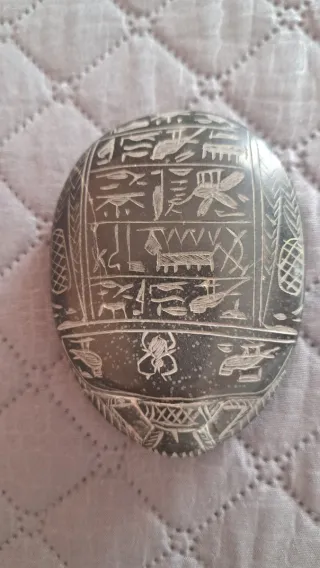 Pietra egiziana con geroglifici