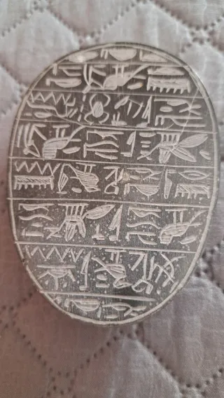 Pietra egiziana con geroglifici