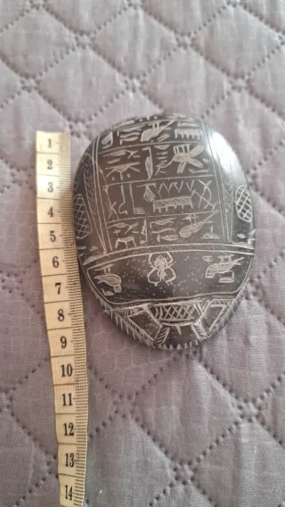 Pietra egiziana con geroglifici