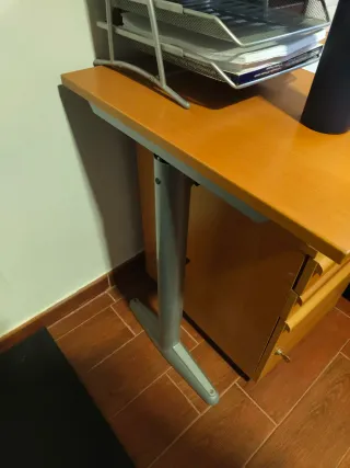 Escritorio de madera en L