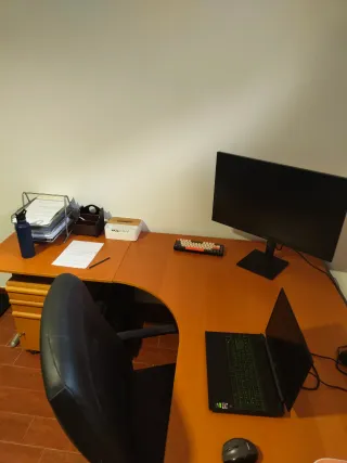 Escritorio de madera en L