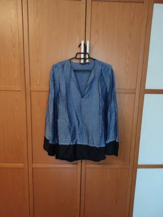 Camisa azul con puntos negros