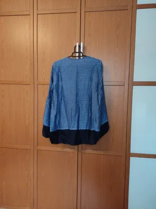 Camisa azul con puntos negros