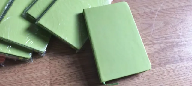 Libretas A6 con goma (2 colores)