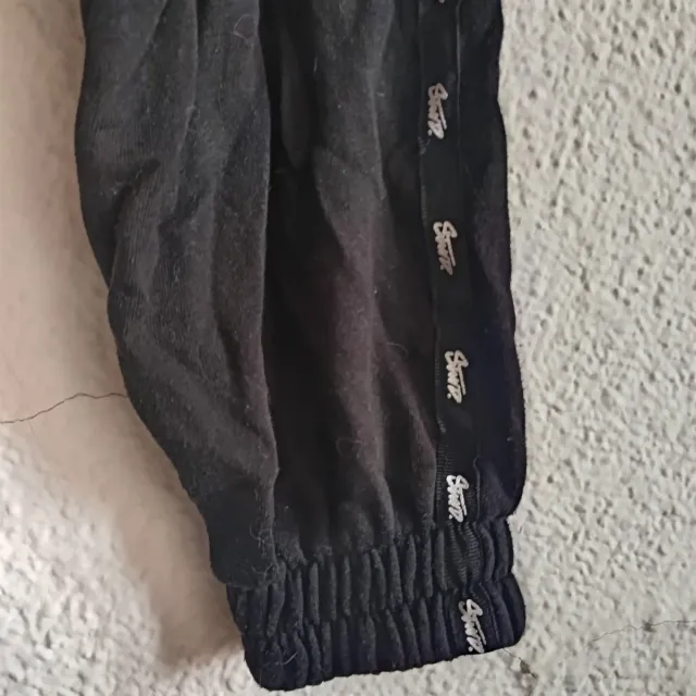 Sudadera negra con estampado