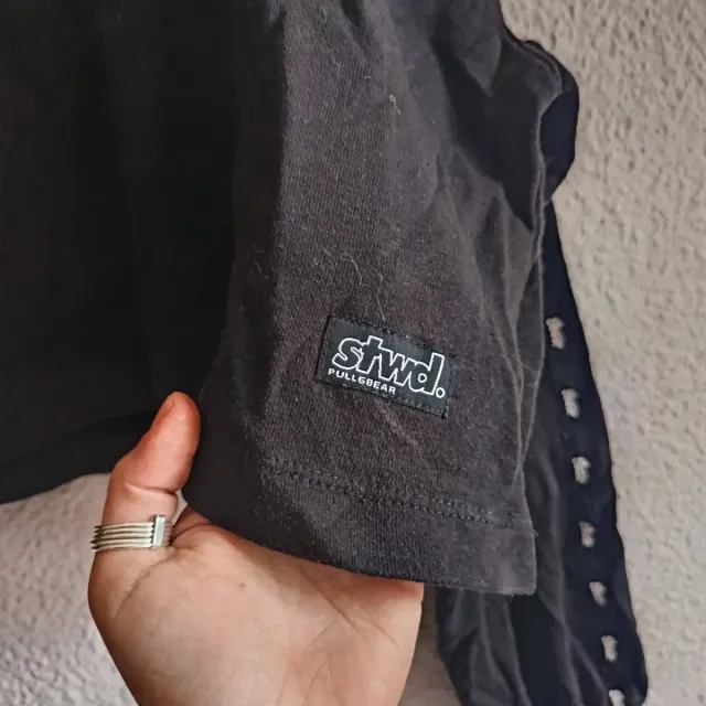 Sudadera negra con estampado